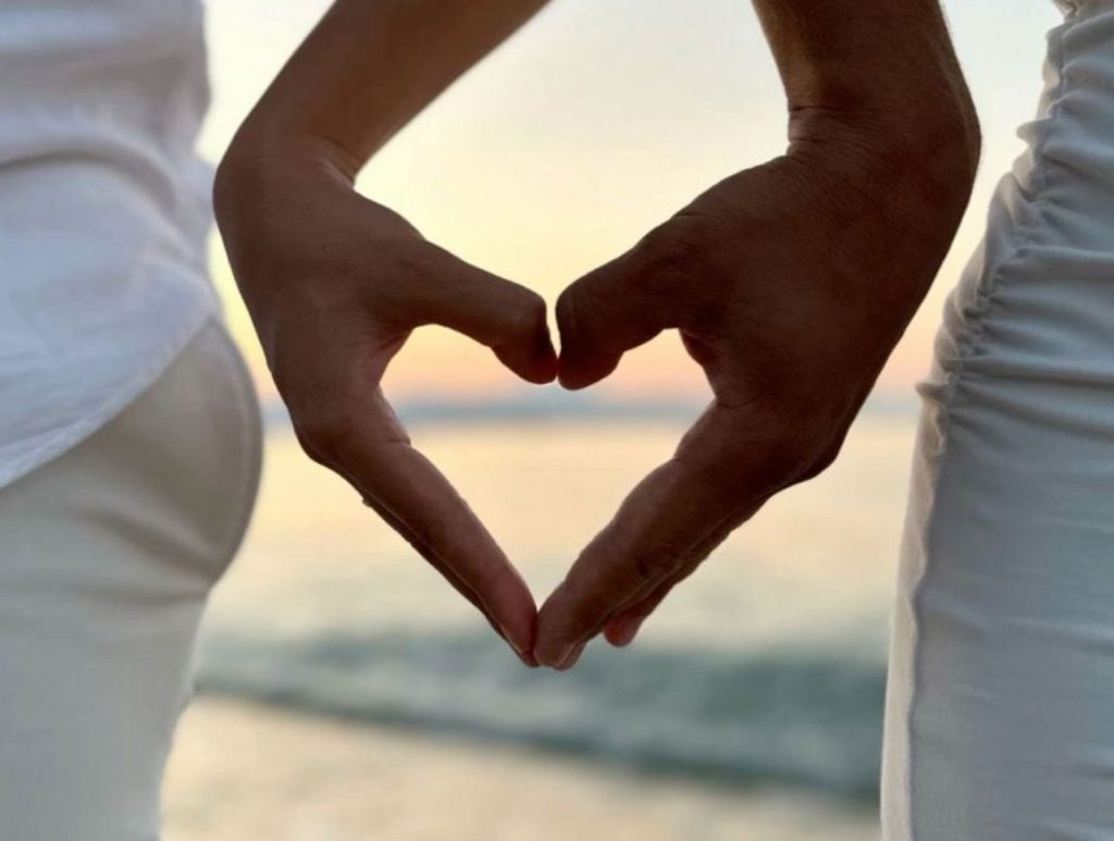 Deux mains formant un cœur symbole d'amour - Thérapie de couple difficultés sexuelles relationnelles sexothérapeute Lunel